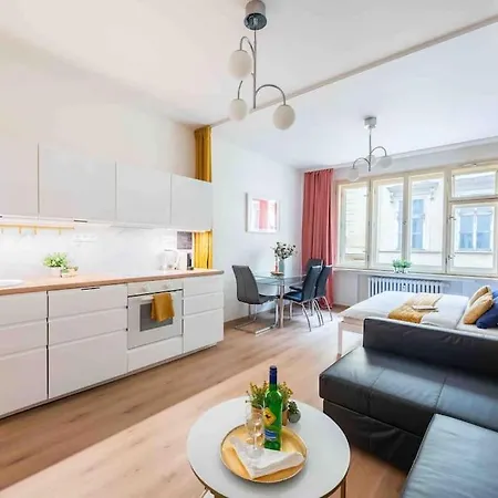 Lejlighed Golden Sunny Apartment, Centre, For 4 People